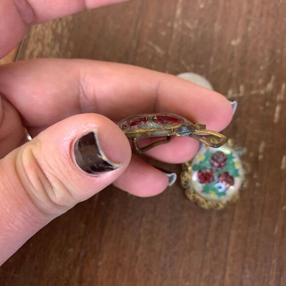 Pair (2) of Victorian Brass Red Rose floral Metal & glass intaglio‎ scarf clips - Picture 2 of 6